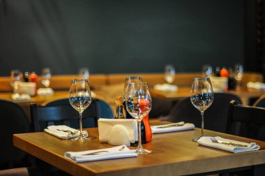 Modern Avrupa restoranının içinde servis masaları var. 