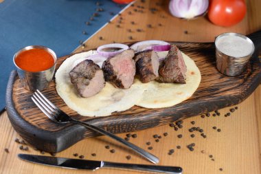Şiş kebap Tahta bir tahtanın üzerinde pide ekmeği parçalara ayırdı
