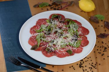 Peynirli ve roka soslu dana carpaccio.