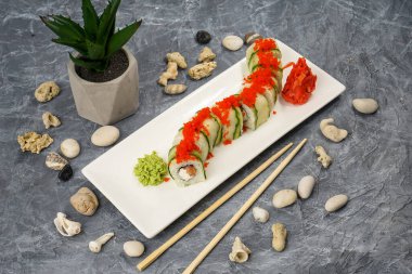 Japon suşisi gri arkaplanda yuvarlanıyor.