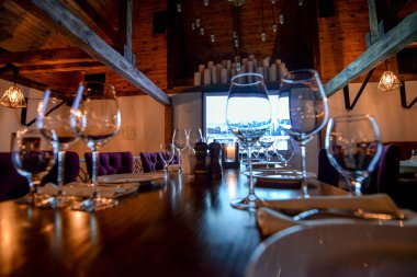 Tabaklar ve boş şarap kadehleri.