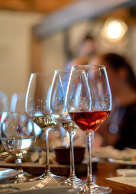 Restoran manzaralı masada bir kadeh şarap.