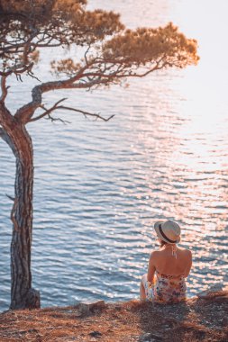 gün batımında kız