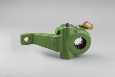 Ayarları gevşet. Gri arka planda fren gevşetici var. Kamyon parçaları. Araba parçaları. Gri arka plandaki parçalar. Cırcır.