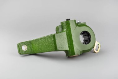 Ayarları gevşet. Gri arka planda fren gevşetici var. Kamyon parçaları. Araba parçaları. Gri arka plandaki parçalar. Cırcır.