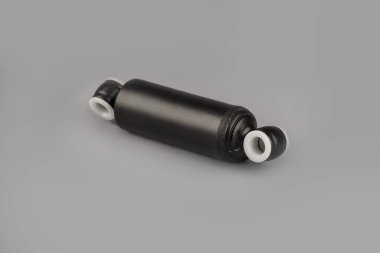 Kamyon koltuğu amortisörü gri arka planda. Kamyon Kabini Emici, Yeni Otomobil Parçaları, Yedek Yedek Yedek Parçalar. Gri arkaplanda şok emici.