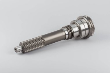 Şaft. Giriş şaftını çalıştır. Gri arka planda şanzıman mili. Gri arkaplanda kamyondan yeni yedek parçalar