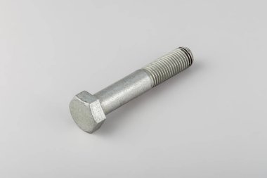 Gri arka planda kravatın bağlanması. Yedek parçalar monte ediliyor. Aktarım bağlanıyor..