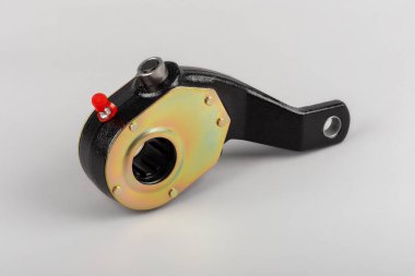 Ayarları gevşet. Gri arka planda fren gevşetici var. Kamyon parçaları. Araba parçaları. Gri arka plandaki parçalar. Cırcır.