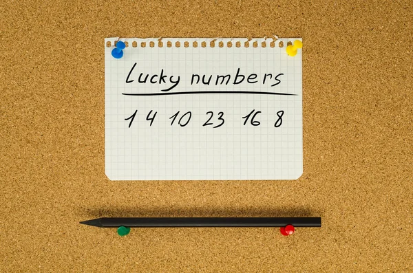 Números de sorte nota pino de mensagem no quadro de avisos — Fotografia de Stock