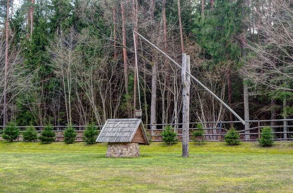 O poço antigo em um parque em rural — Fotografia de Stock