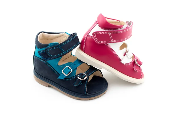 Два разных цвета детской обуви — стоковое фото
