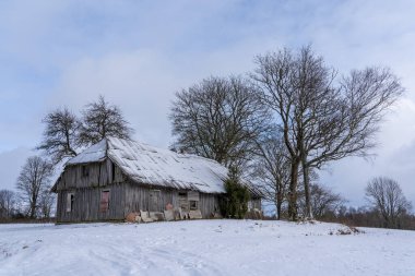 Eski zamanlardan kalma ahşap evleri olan terk edilmiş bir köy..