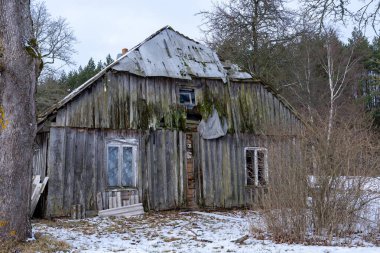 Kırsal kesimde terk edilmiş eski ahşap bir köy evi.