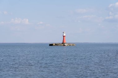 Curonian Spit üzerinde Pervalka 'da bulunan deniz feneri, Litvanya' da bulunan Curonian Lagoon (doğuda) ile Baltık Denizi (batıda) arasında yer almaktadır..