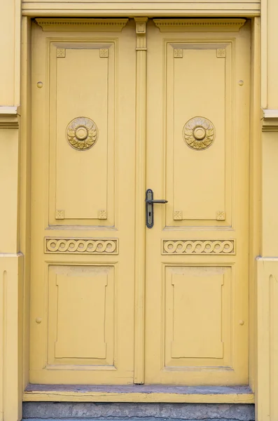 Старая желтая дверь — стоковое фото