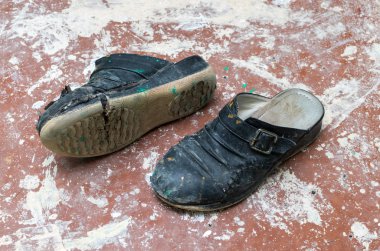 eski kirli ayakkabıları