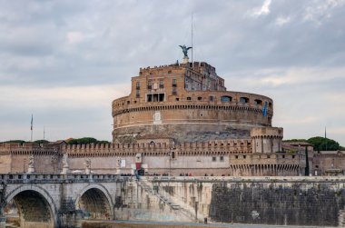Kutsal melek Köprüsü ve Kutsal Meleğin Castle