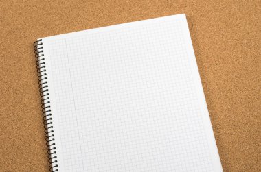 Beyaz defter ile mantar pano meydanda
