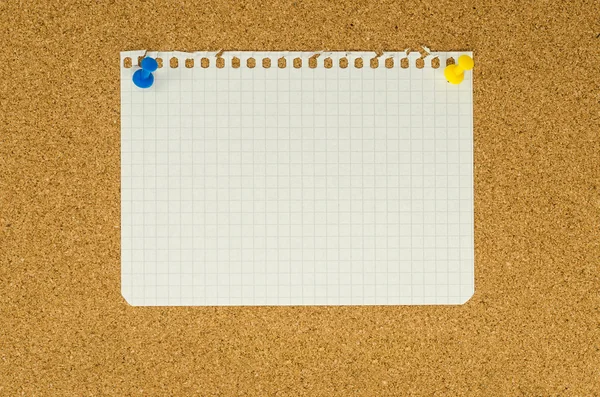 Primer plano del papel de nota en blanco en el tablero de corcho —  Fotos de Stock