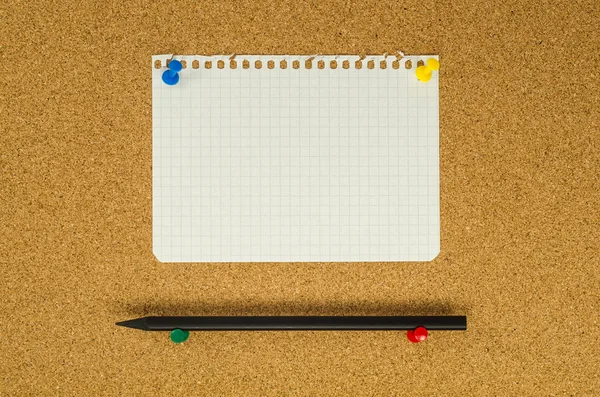 Notitie papier op cork bord met potlood — Stockfoto