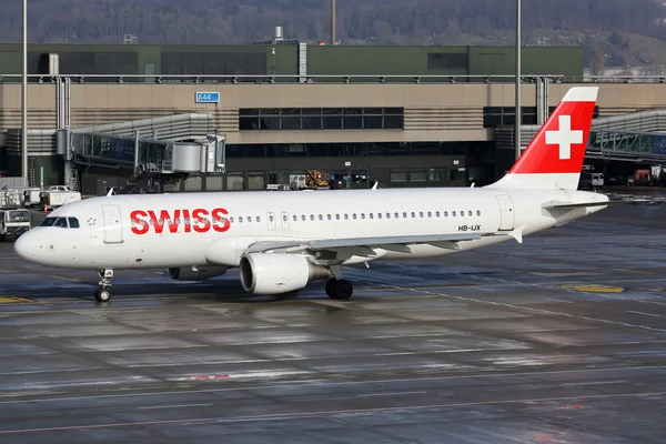 Swiss Air Lines Airbus A320 airplane Zurich airport — Stock Photo, Image