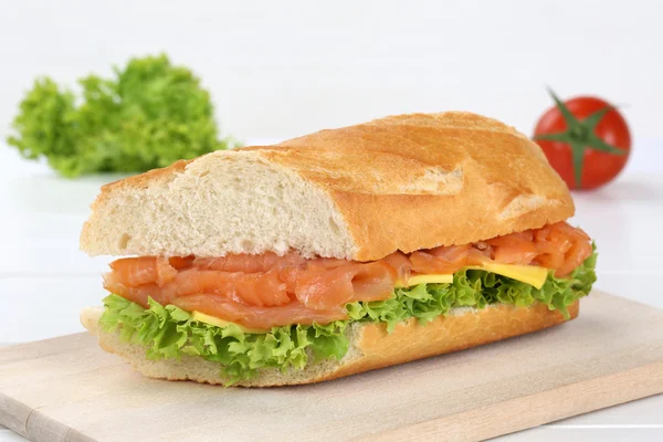 Sub baguete de sanduíche com peixe de salmão — Fotografia de Stock