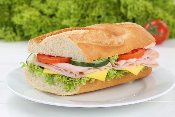 Sub baguete sanduíche na placa com presunto para o café da manhã — Fotografia de Stock