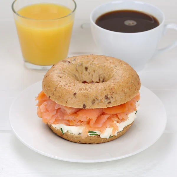 Bagel para café da manhã com salmão, suco de laranja e café — Fotografia de Stock