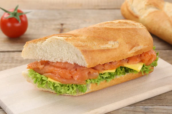 Sub baguete sanduíche com peixe de salmão para o café da manhã — Fotografia de Stock