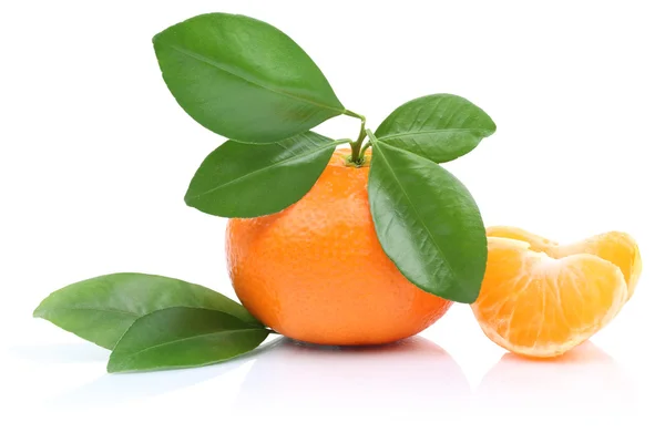 Mandarin orange tangerine skivor med blad isolerade — Stockfoto