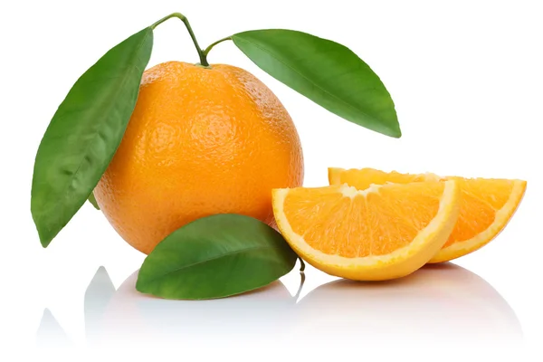 Laranja frutas laranjas frutas fatias com folhas isoladas em branco — Fotografia de Stock