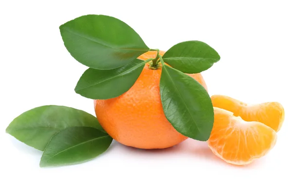 Tranches de mandarine aux fruits d'orange mandarine avec feuilles isolées — Photo