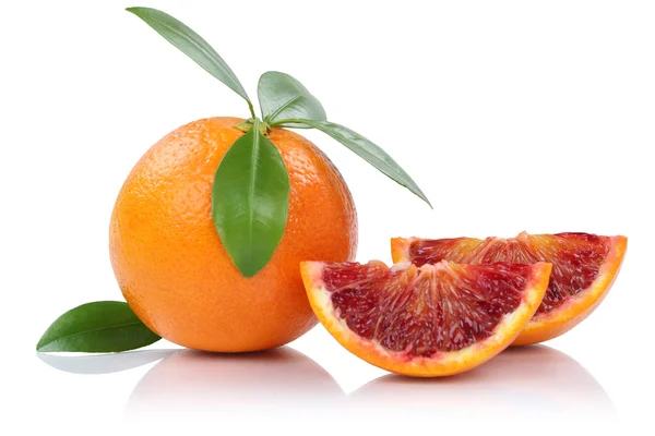 Fatias de frutas laranja de sangue com folhas isoladas em branco — Fotografia de Stock