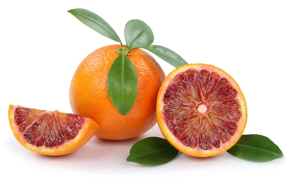 Laranjas de frutas laranja de sangue fatias de fatias isoladas em branco — Fotografia de Stock