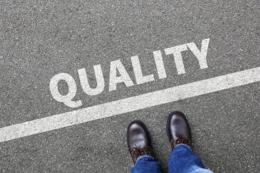 Kalite kontrol ve yönetim işadamı iş kavramı serv