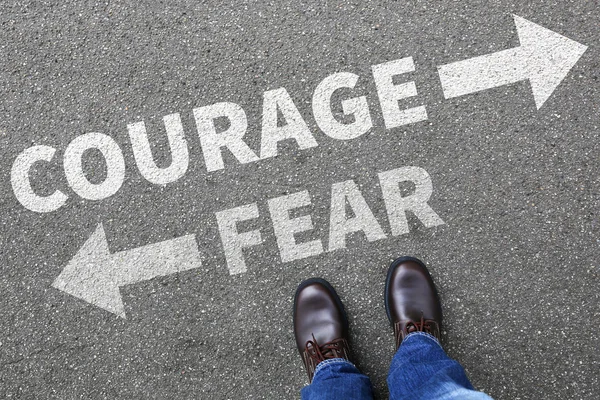 Odvahu a strachu riskovat bezpečnost budoucí sílu silné obchodní muž — Stock fotografie