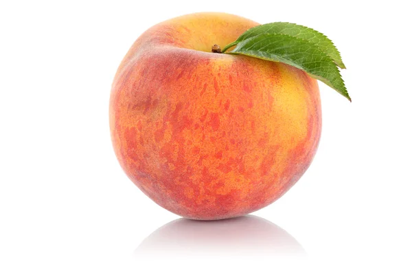 Perzik fruit geïsoleerd op wit — Zdjęcie stockowe