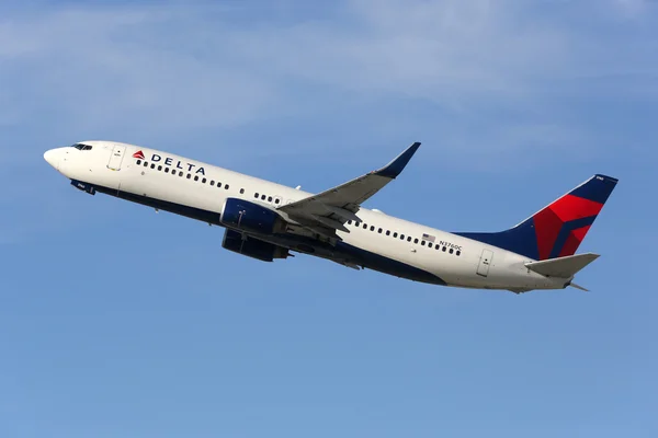 Delta Hava Yolları Boeing 737-800 uçağı — Stok fotoğraf