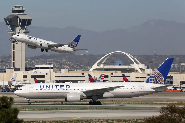 United Airlines uçakları Los Angeles Uluslararası Havaalanı — Stok fotoğraf