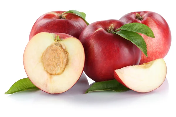 Nektarin nektariner skiva halv frukt färska frukter isolerade på w — Stockfoto