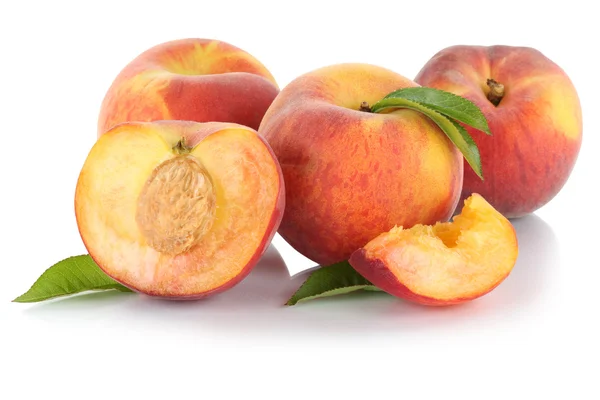 Persika persikor skiva halv frukt frukter lämnar isolerade på vitt — Stockfoto