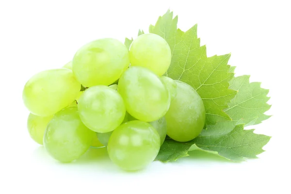 Uvas frutas verdes hojas de fruta aisladas en blanco — Foto de Stock