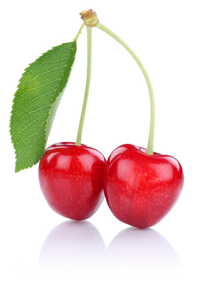 Вишня с листьями, изолированными на белом
