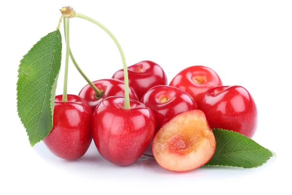 Wiśnia wiśnie świeże letnie owoce owoce na białym tle — Zdjęcie stockowe
