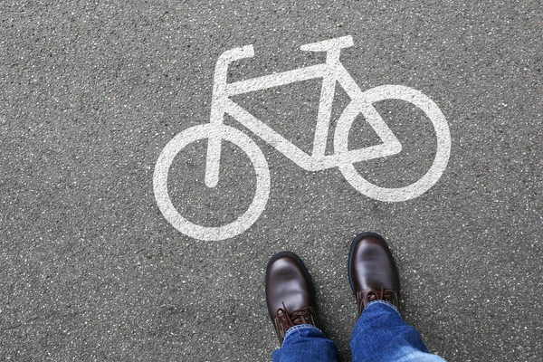 Hombre personas carril bici camino camino bicicleta tráfico — Foto de Stock