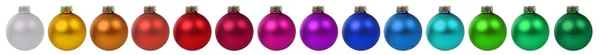 Рождественские шары безделушки красочные украшения границы в ряд изол — стоковое фото