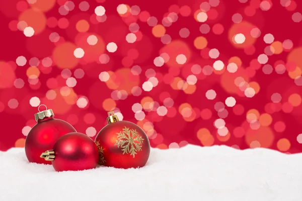雪と赤いクリスマスボールの背景の装飾カード — ストック写真