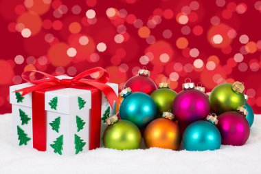 Kırmızı arka plan ışıkları ile Noel hediye dekorasyon