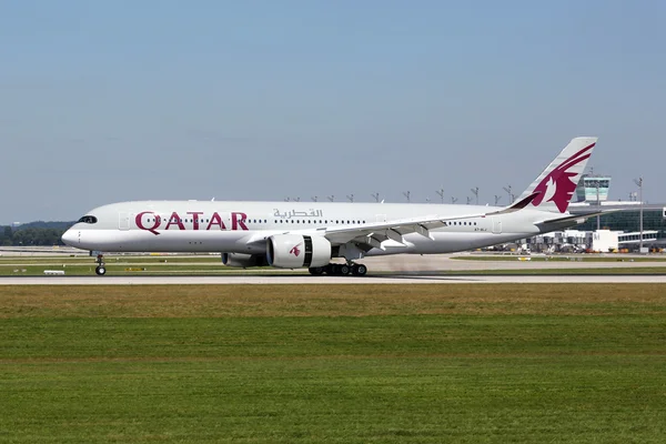 Самолёт Qatar Airways Airbus A350-900 — стоковое фото